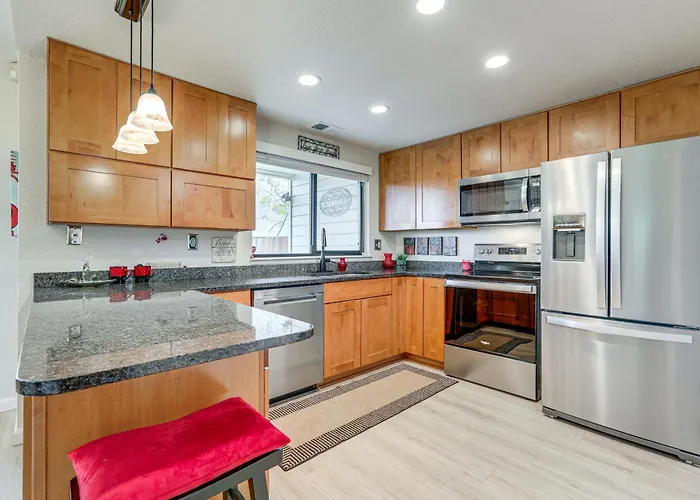 Work & Unwind! Stockton Townhome Near Med Centers