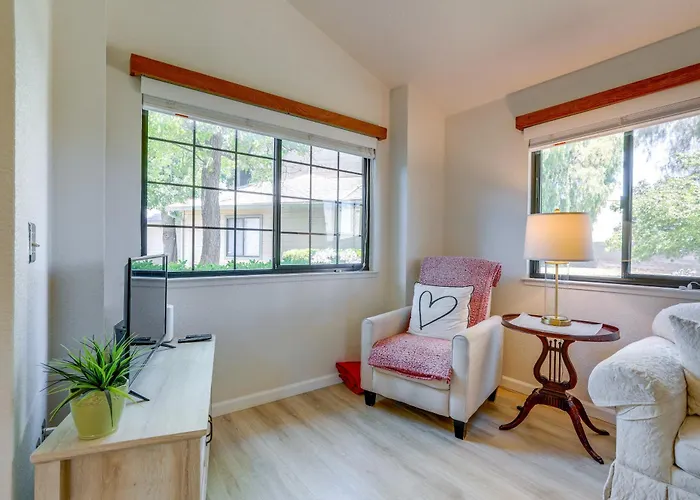 Work & Unwind! Stockton Townhome Near Med Centers